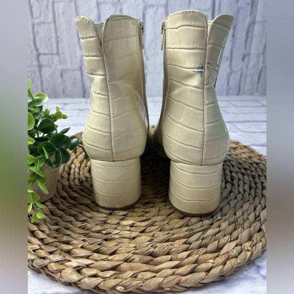 Chinese Laundry Cream Croc-Embossed Ankle Boots. Size 8.5 - Picture 4 of 9